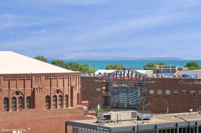 Building Photo - 1540 N La Salle Dr