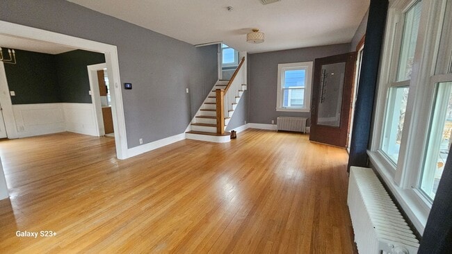 Building Photo - Beautifully updated 3 Bedroom