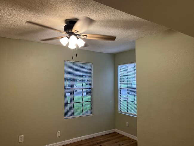 Building Photo - 355 Lakepointe Dr