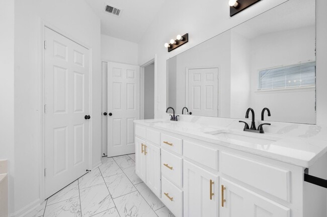 Building Photo - Recently renovated 3 bedroom, 2 bathroom h...
