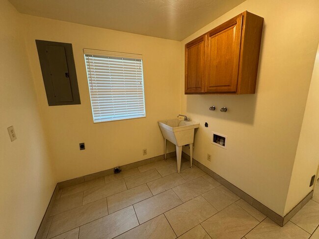 Building Photo - Incredible West Jordan home for rent!