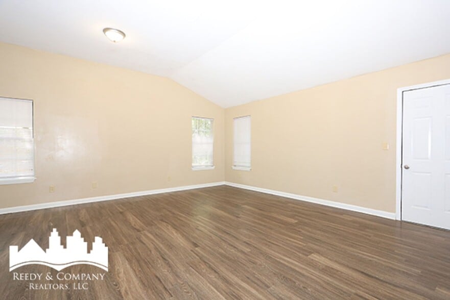 Building Photo - 3095 Normandy Dr
