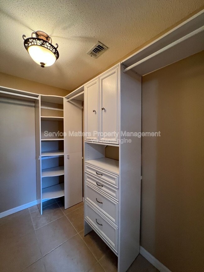 Building Photo - 5784 Twisted Oak Ct