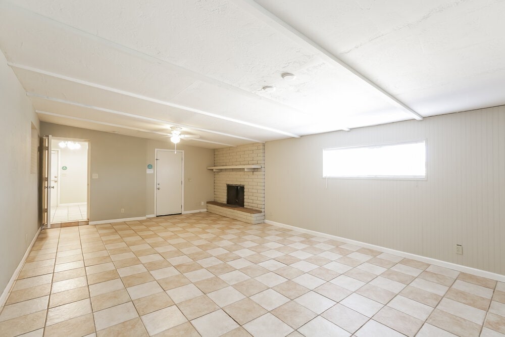 Building Photo - 1544 E Clover