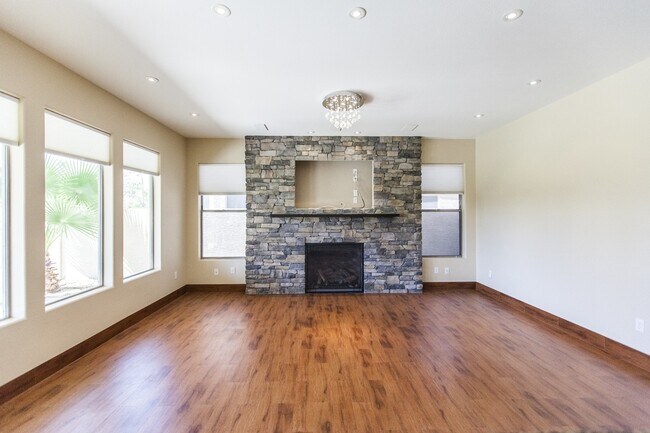 Building Photo - Rhodes Ranch Golf Course View