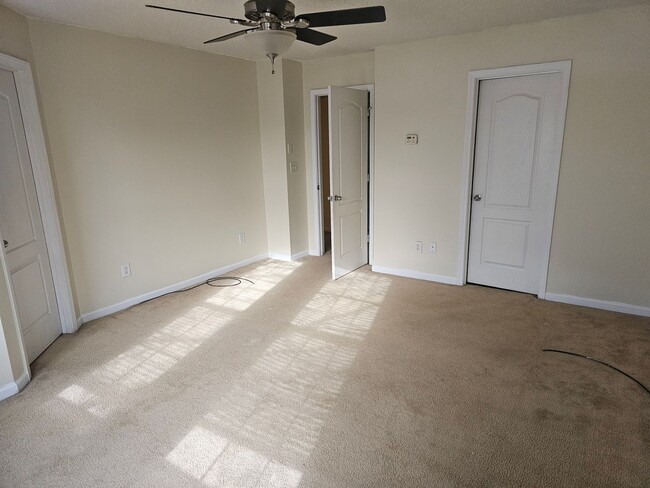 Building Photo - 2 Bedrooms, 2.5 Baths Townhouse located in...