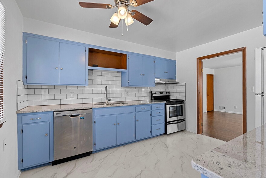 Building Photo - 906 E 84th St