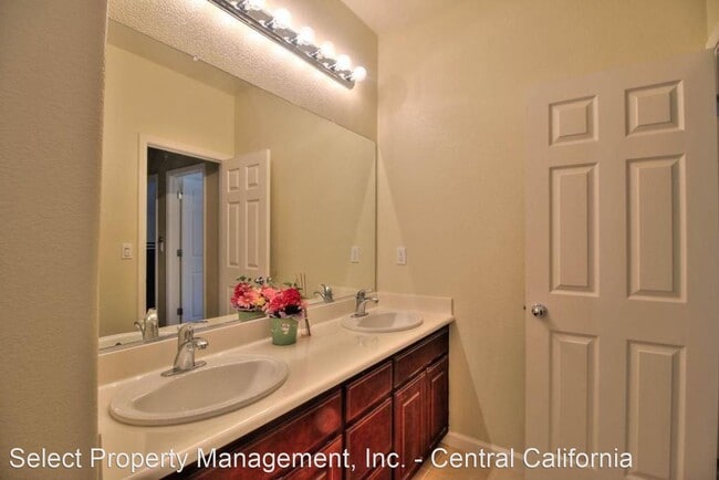 Building Photo - 4 br, 2.5 bath House - 20859 Black Oak Dr