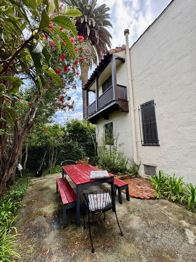 Building Photo - Discover Your Private Cottage Oasis! a must-see!