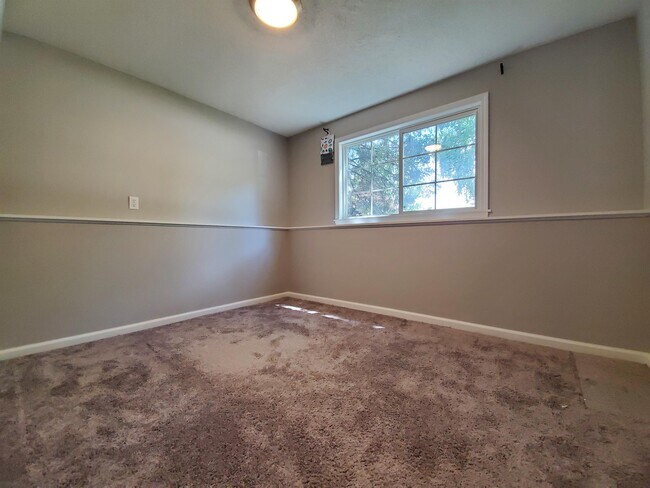 Building Photo - 627 36th St SW