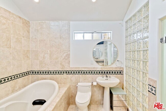 Building Photo - 516 1/2 Hill Street Unit