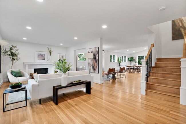 Building Photo - "Luxurious 6-Bed, 6-Bath Arlington Retreat...