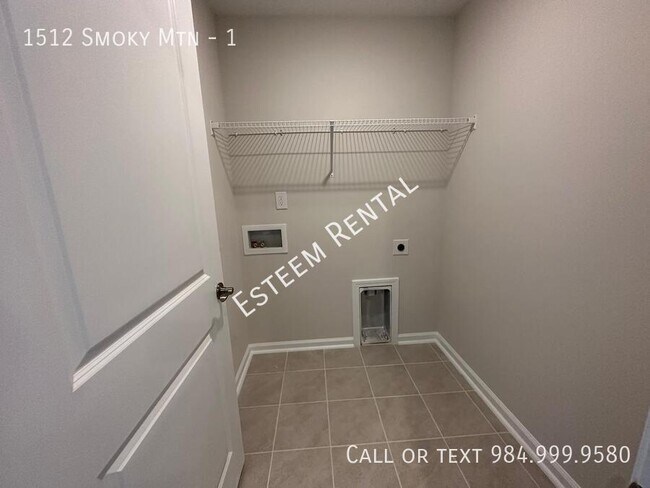 Building Photo - 1512 Smoky Mountains St