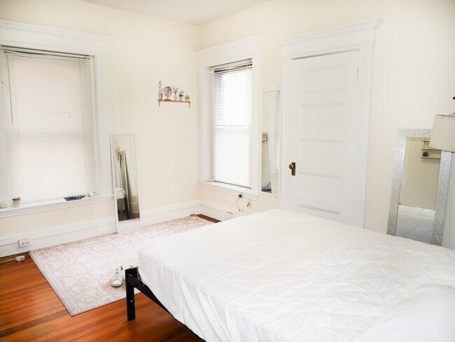 Building Photo - 1382 Beacon St