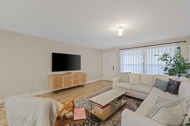 Building Photo - 6021 Bayview Dr