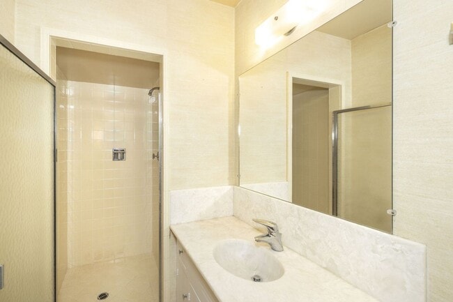 Building Photo - Spacious 3 Bed, 3 Bath Home in Excellent Location- Short Term Lease