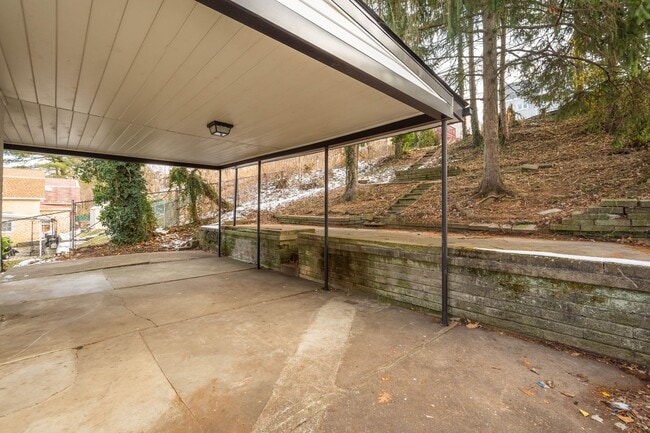 Building Photo - Ready for move in! Check out this RENOVATED 3 bedroom in BROOKLINE! UNBEATABLE LOCATION!