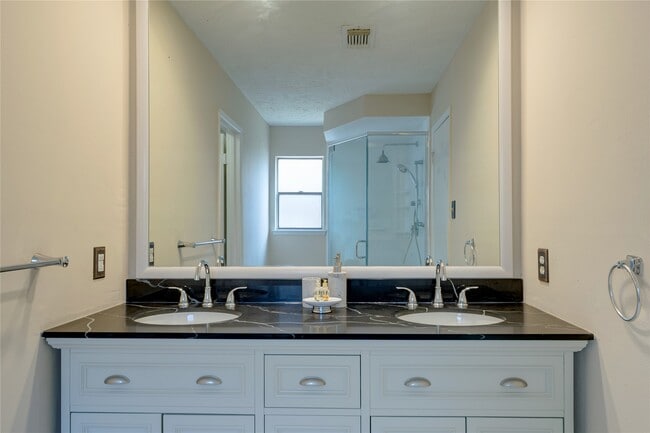 Building Photo - 2902 Field Line Dr