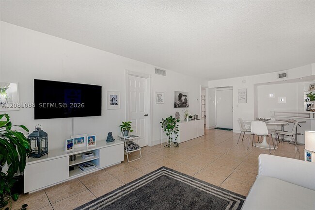 Building Photo - 3475 N Country Club Dr