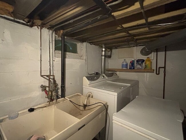 Building Photo - Cute & Cozy 2 BR/1 BA Single Family Home i...