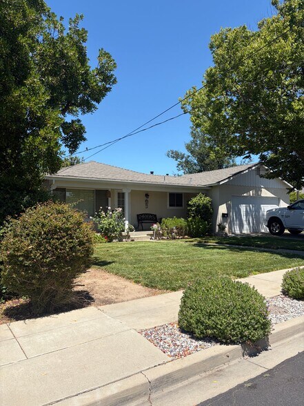 Building Photo - 3882 Yale Way