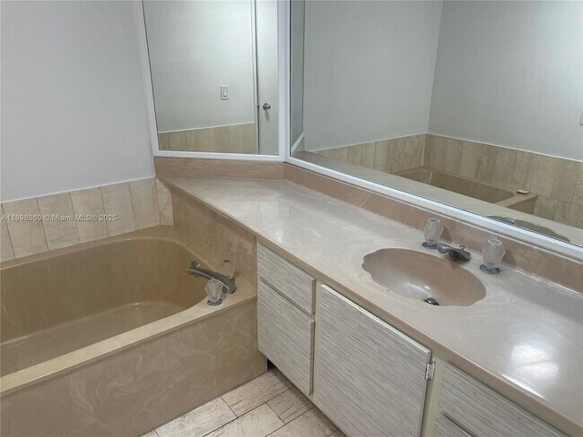 Building Photo - 1717 N Bayshore Dr