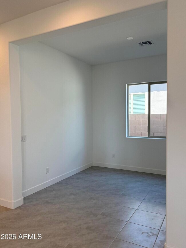 Building Photo - 2921 E Msn Ln