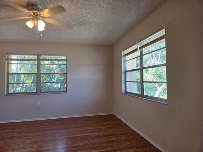 Building Photo - NEW PRICE / Summer Lakes-N Tamiami Trail