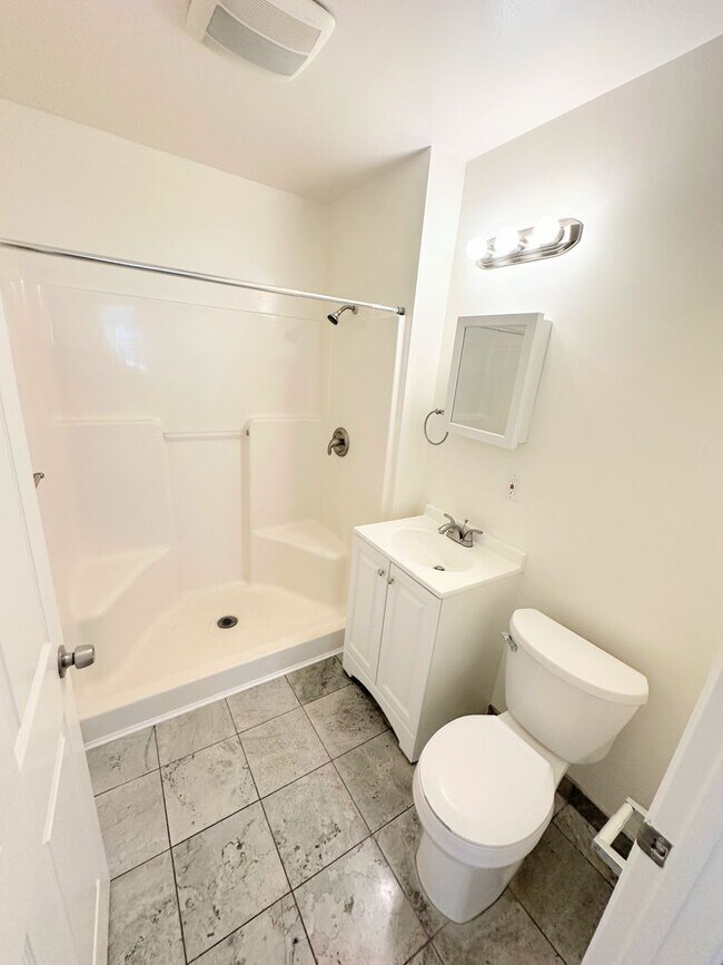 Building Photo - *UP TO 2 MONTHS FREE RENT* 5bd/1.5ba, Inqu...