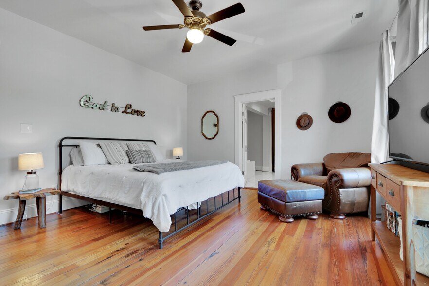 Building Photo - 1027 Eleanor St