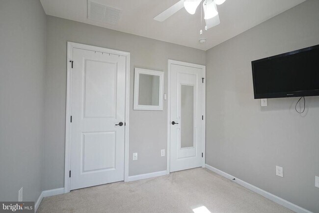 Building Photo - 1048 Regency Pl
