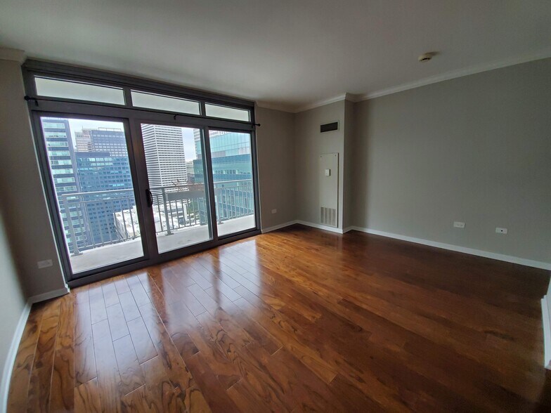 Living Area - 125 S Jefferson St
