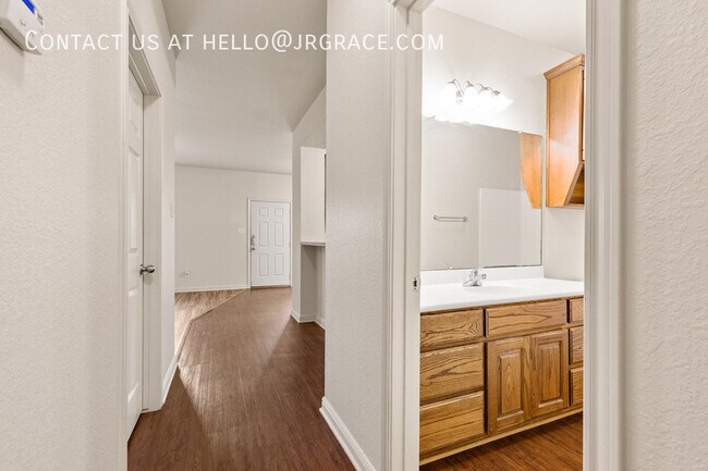 Building Photo - 2100 Breezy Dr