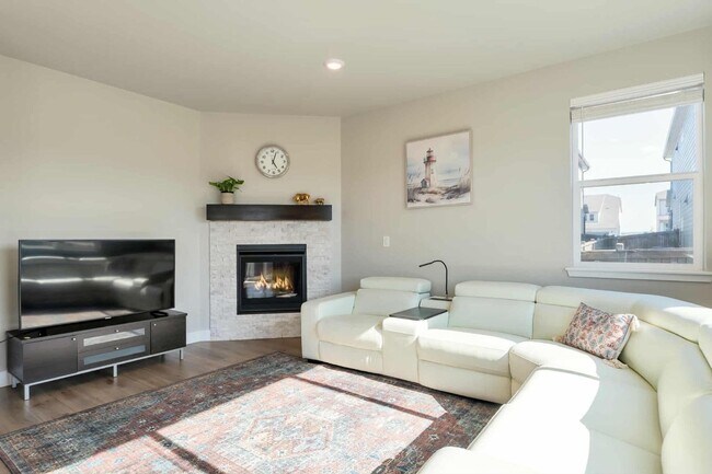 Building Photo - Spacious 3 bed 3 bath 2-story comfortable ...