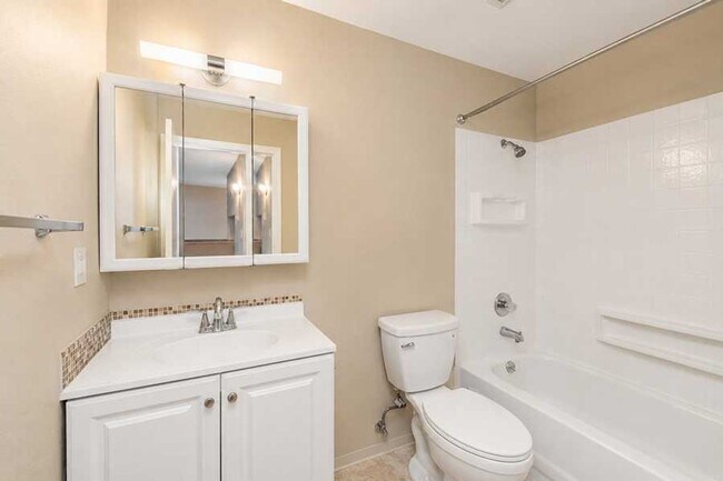 Building Photo - North Beacon Hill 1 Bedroom Apartment for Rent | Beacon Hill Light Rail Access, Balcony, Hardwood...