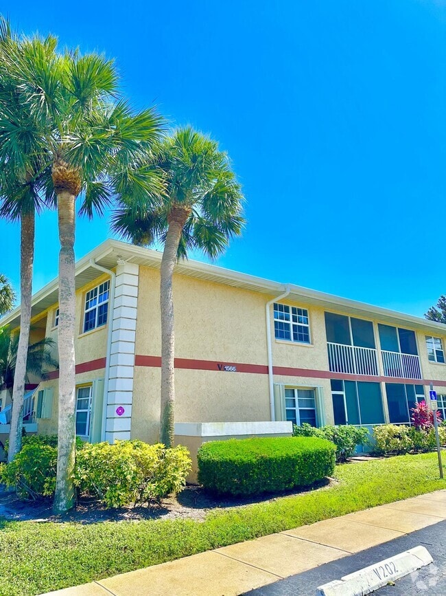 Building Photo - 1566 SE Royal Green Cir