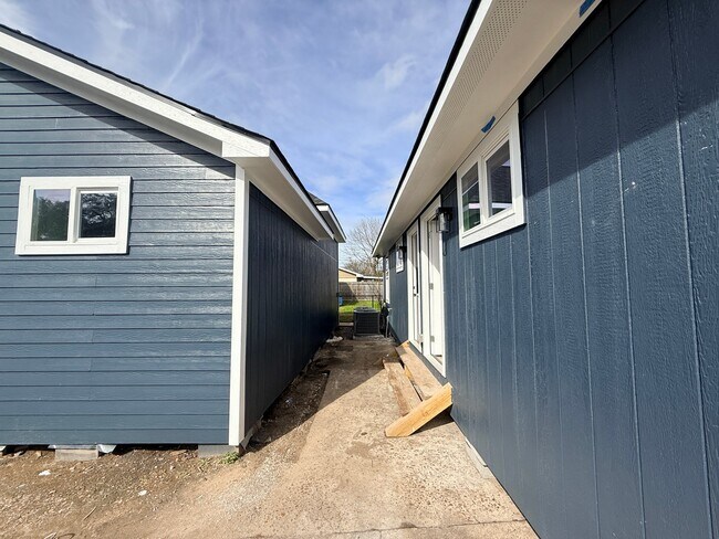 Building Photo - 7909 Ford St