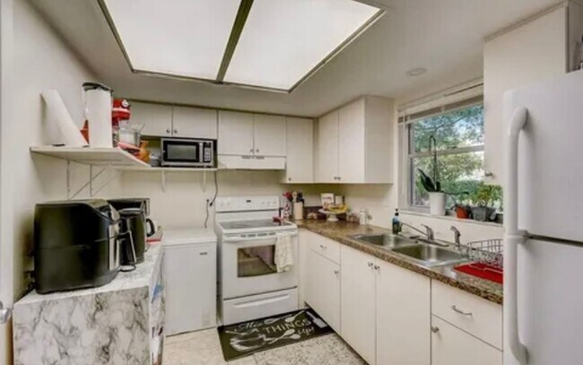 Building Photo - Charming 2/2 Duplex in West Bradenton with Private Yard and Carport