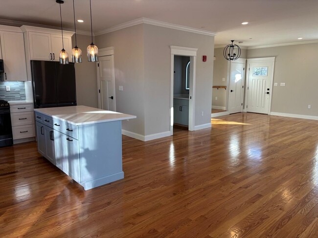 Building Photo - 159 Elm St