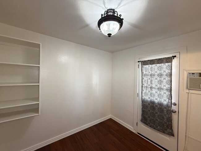 Building Photo - 432 W 17th St