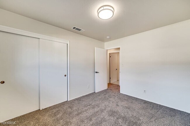 Building Photo - 2 br, 1 bath Duplex - 135 Warren Avenue B