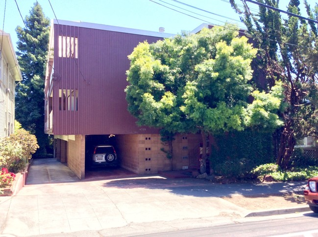 Building Photo - 4328 Howe St