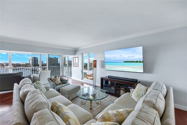 Building Photo - 250 Park Shore Dr