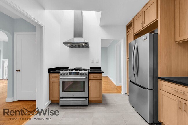 Building Photo - 824 Garfield St