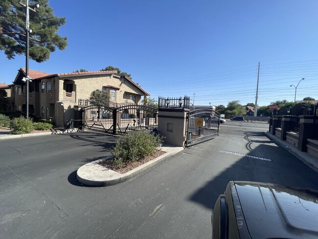 Building Photo - 3 Bed/ 2.5.Ba 2 story townhome , Gated Com...