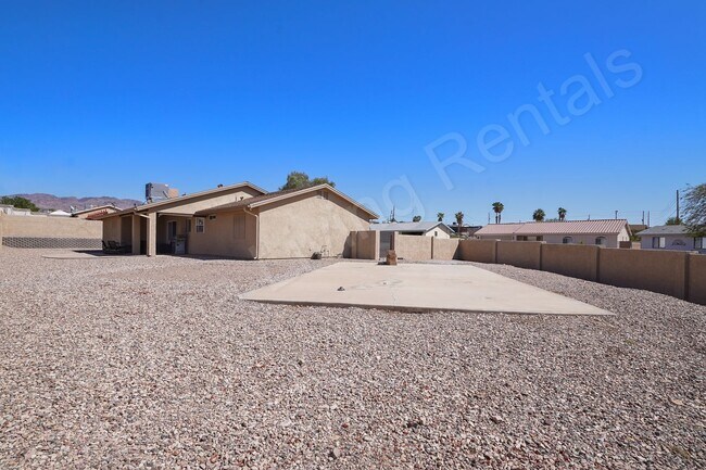 Building Photo - FURNISHED AVAILABLE OCTOBER - MAY