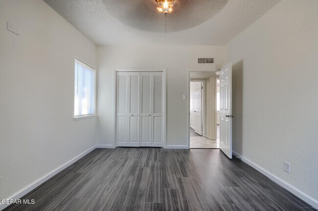 Building Photo - 10000 Jamaica St