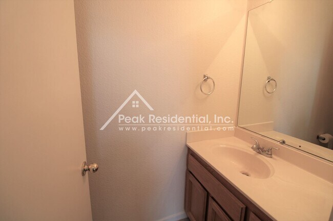 Building Photo - Very Nice 3bd/2.5ba Elk Grove House with 2 Car Garage!