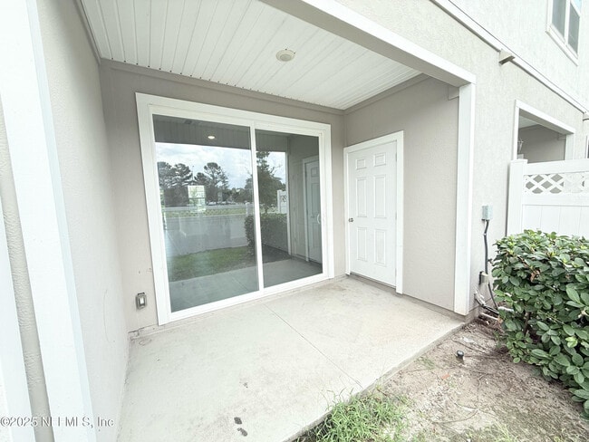 Building Photo - 523 Spanish Oaks Way