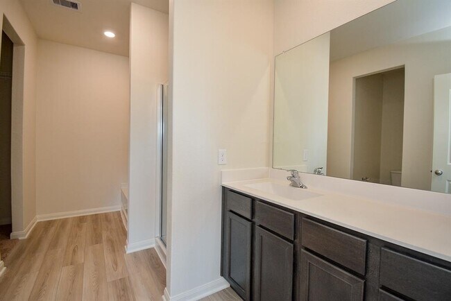 Building Photo - 545 Amberwood Pk Dr